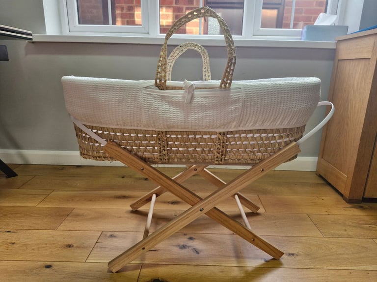 ✨ Kinder Valley Moses Basket with Folding Stand – £35 ✨