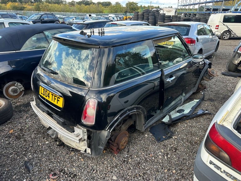 image for 2004 MINI COOPER BLACK BREAKING PARTS SPARES