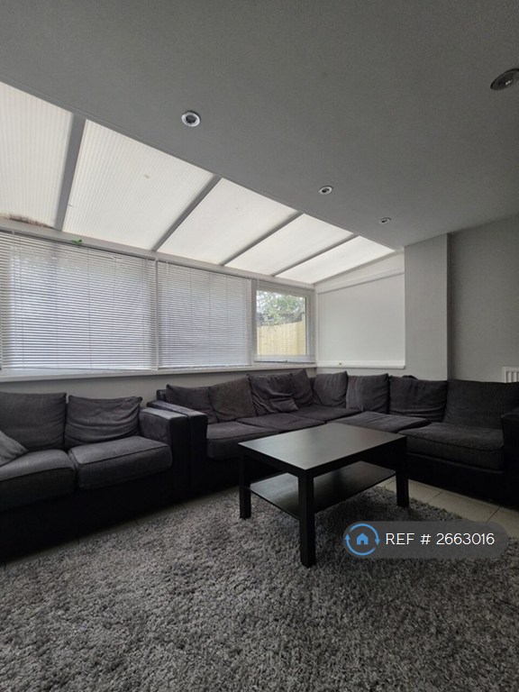 10 bedroom house in Cathays Terrace, Cardiff, CF24 (10 bed) (#2663016)