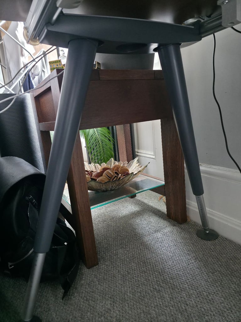 Adjustable office desk 