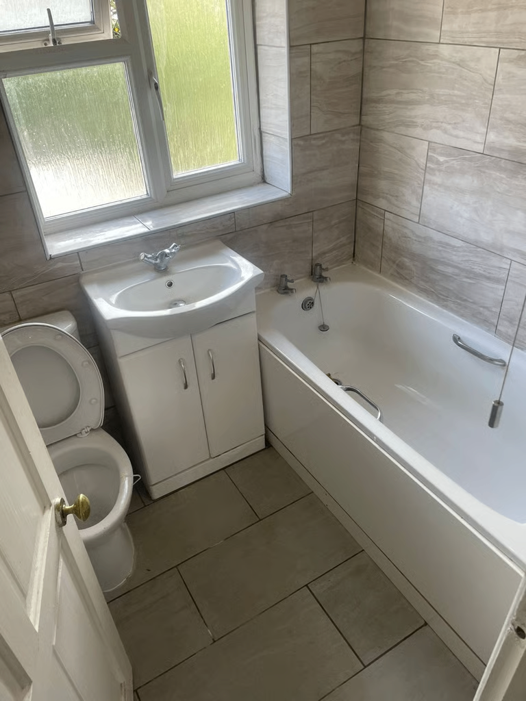 Spacious 3-Bed House for Rent – KT14 7ET