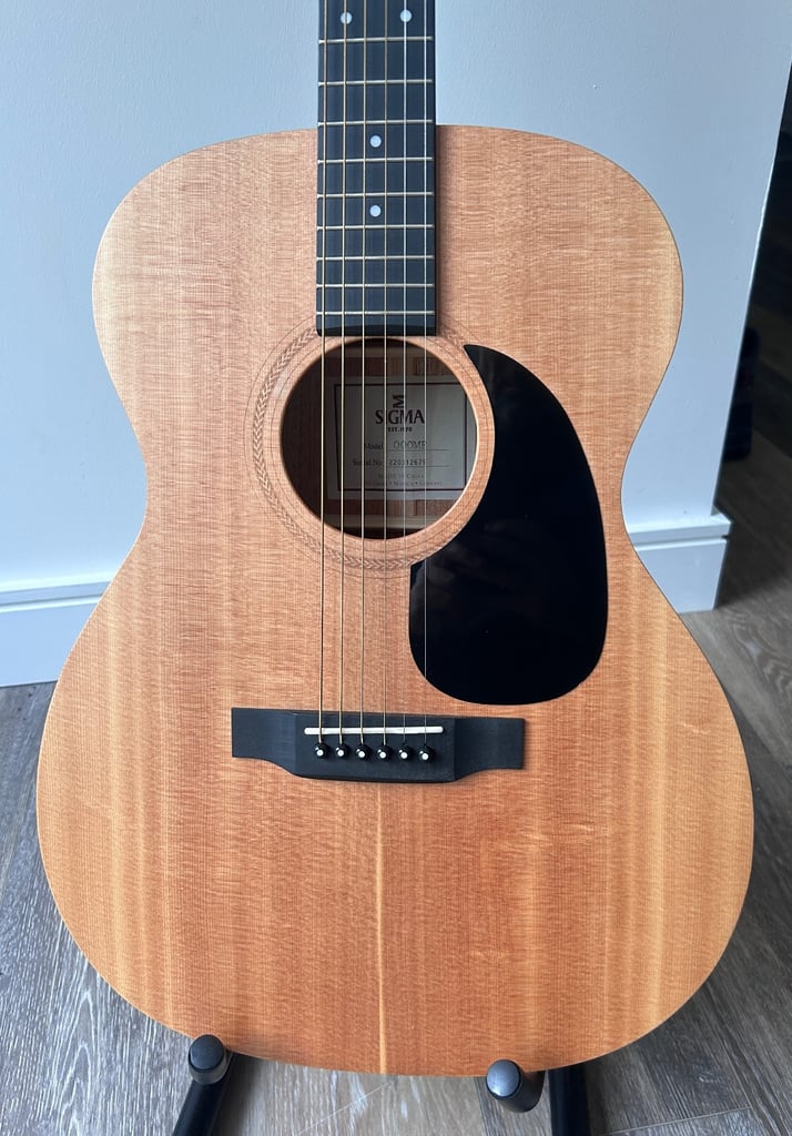 Sigma 000ME Acoustic Guitar with gig bag 