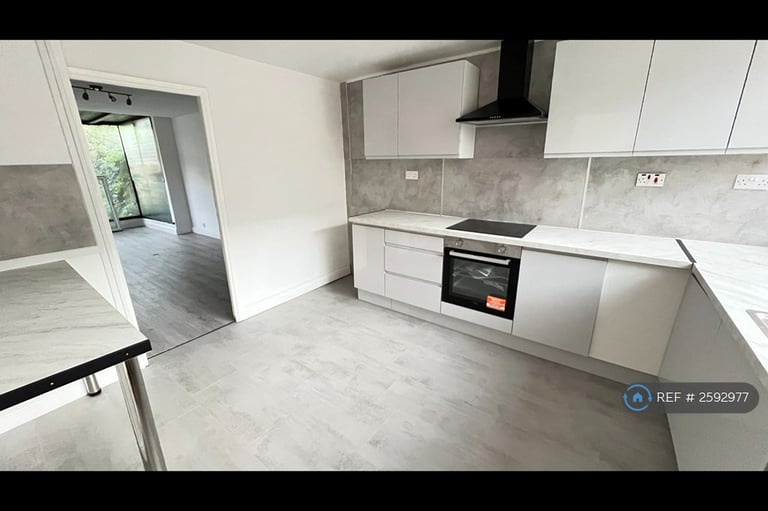 4 bedroom house in Cottingham Road, London, SW8 (4 bed) (#2592977)