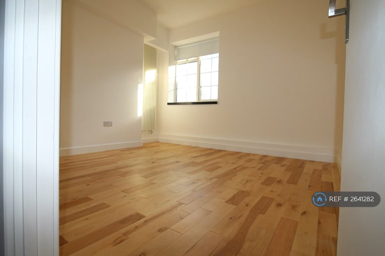 3 bedroom flat in Davidson Gardens, London, SW8 (3 bed) (#2641282)