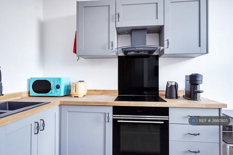 1 bedroom flat in Tudor House, Brighouse, HD6 (1 bed) (#2680925)