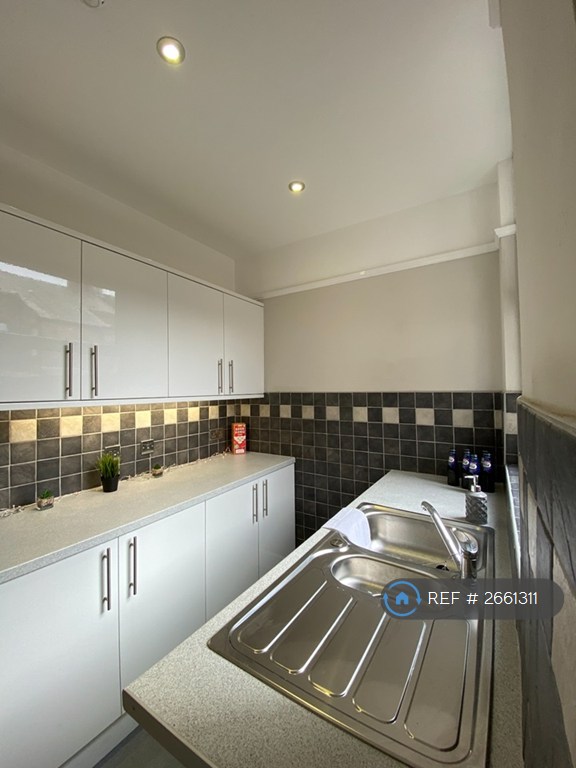 7 bedroom house in Harringay Avenue, Liverpool, L18 (7 bed) (#2661311)