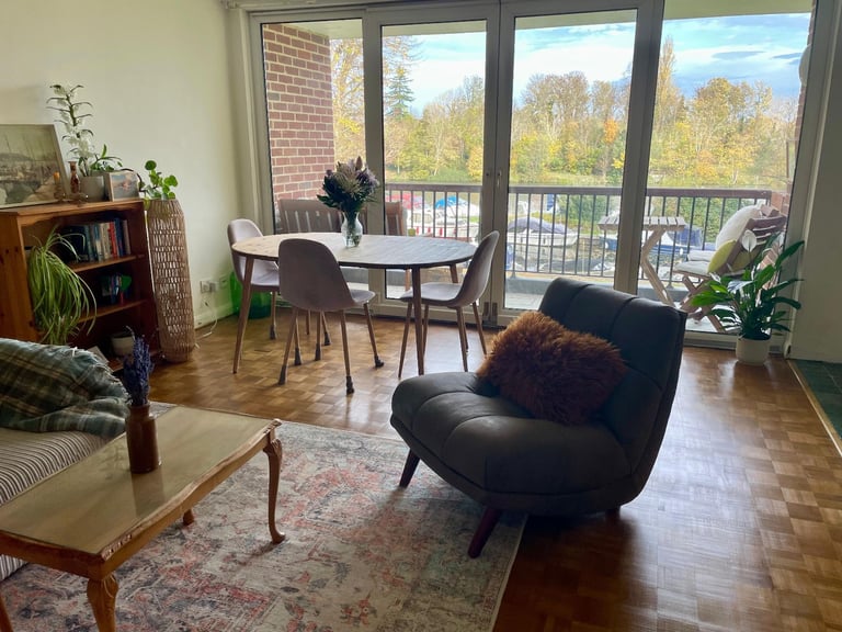 Teddington River-View Apartment Available Dec 17 - Feb 23 (TW11)