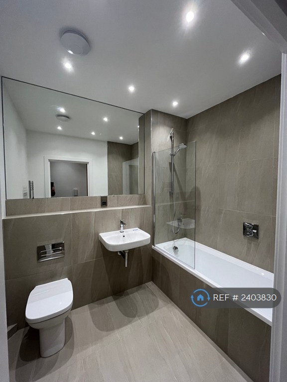 1 bedroom flat in Fox Lane, London, N13 (1 bed) (#2403830)