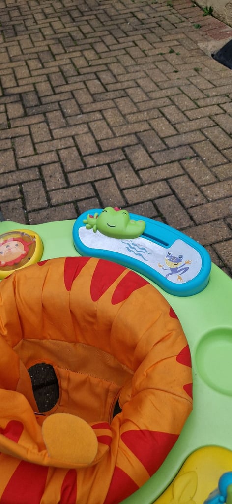 FISHER PRICE JUMPEROO. VERY GOOD CONDITION. INC BATTERIES.