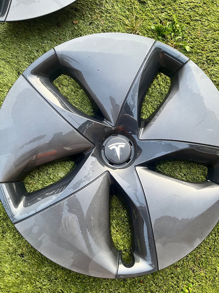 Tesla wheel trims 