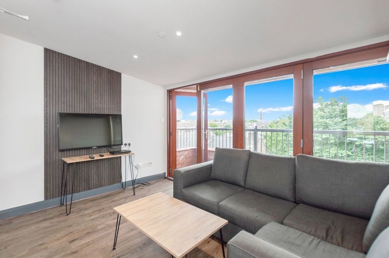 EN SUITE ROOM FOR LET: En suite bedroom available within large 8 bed townhouse in Newington