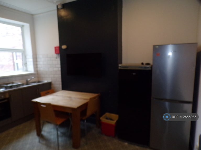 8 bedroom house in Booth Avenue, Manchester, M14 (8 bed) (#2655985)