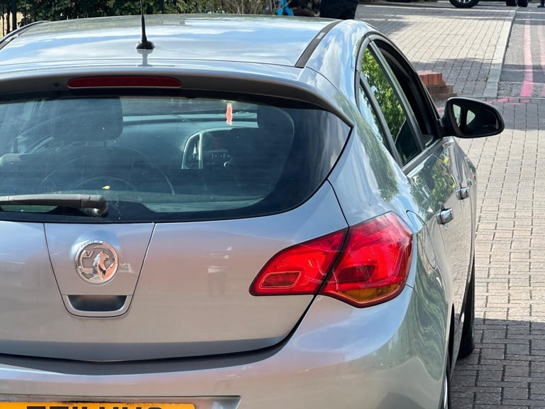 2011 Vauxhall Astra 1.4 16v Exclusiv Euro 5 5dr HATCHBACK Petrol Manual