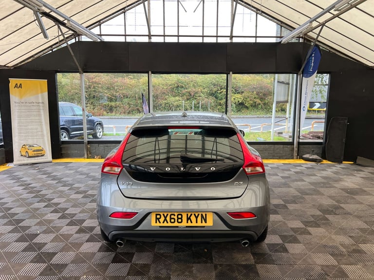 2018 Volvo V40 D3 [4 Cyl 150] Momentum Nav Plus 5dr Geartronic HATCHBACK DIESEL Automatic