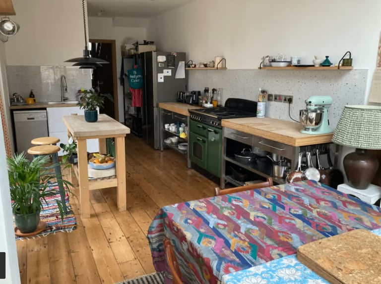 Fully furnished 3 double bedroom house £2000 per month for Dec- Feb only all bills included