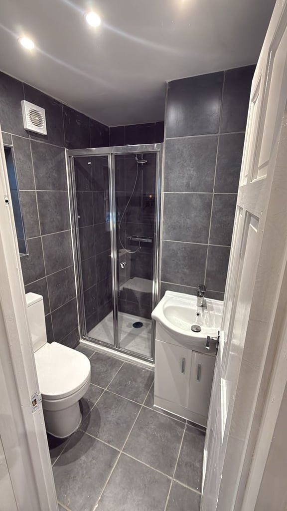 *** 2 BEDROOM FLAT*** FULLY REFURBISHED***NEAR TO STATION*** FAMILIES ONLY 