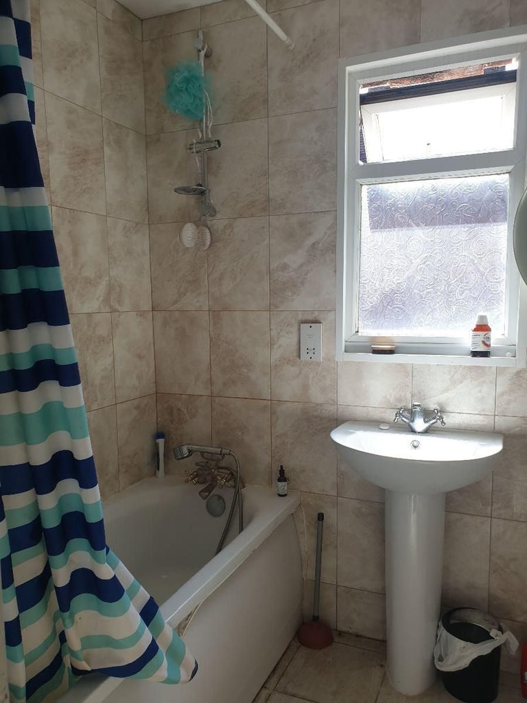 Spacious Double Bedroom in Semi-Detached House – New Malden, KT3 – All Bills Included