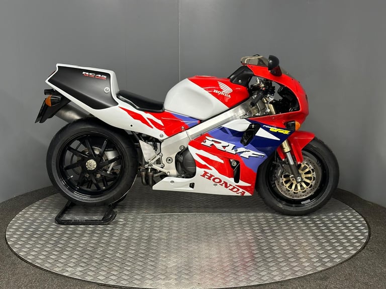 Honda RVF 750 RC45 1995 with 2580 KM - Original Condition 