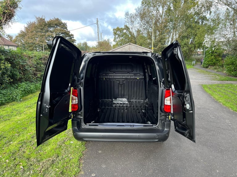 July 2025 Vauxhall Combo 1.5 Turbo D 2300 Pro XLWB Automatic