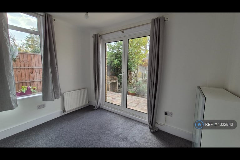 2 bedroom flat in Castleton Rd, Walthamstow, E17 (2 bed) (#1322842)