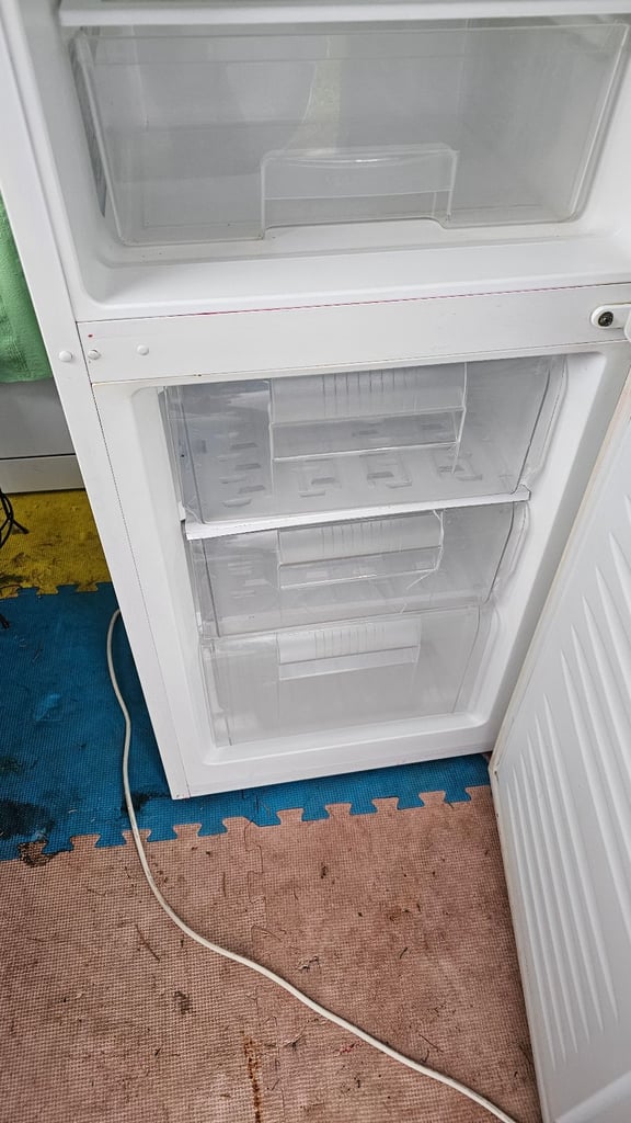 💥 COMPACT FRIDGE FREEZER💥 ENERGY EFFECIENCY💥 GREAT CLEAN CONDITION
