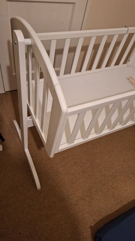 Swinging cot for babies
