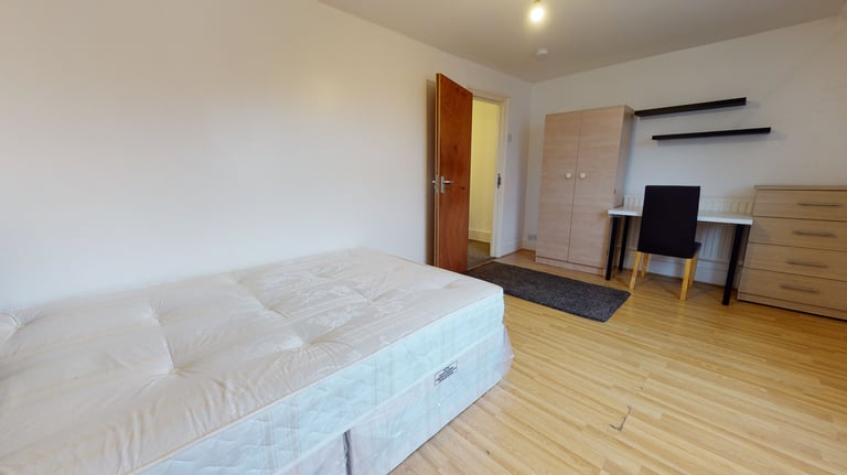 6 bedroom house in Senrab Street, London, E1