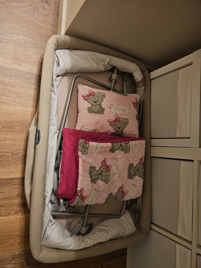 Chicco next to me essential bedside crib