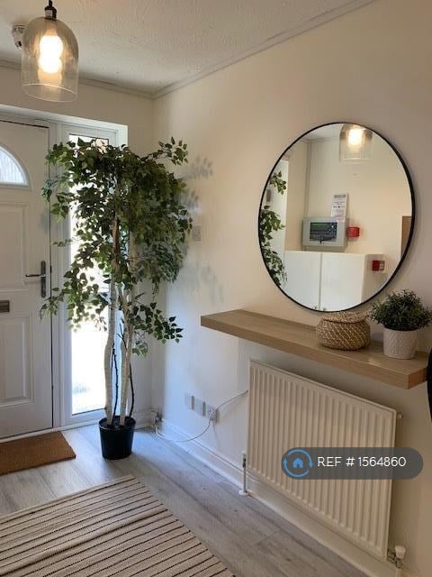 6 bedroom house in Nightingale Shott, Egham, TW20 (6 bed) (#1564860)