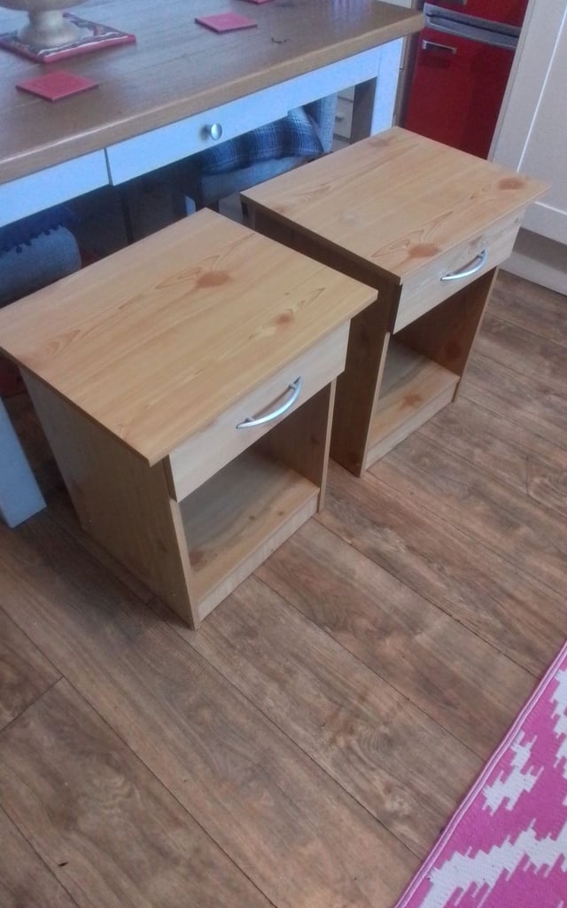 BEDSIDE CABINETS/TABLES 