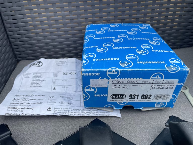 Cruz Roof Bars for Vauxhall/Opel 5 Door Hatchback Astra  2004 to 2010