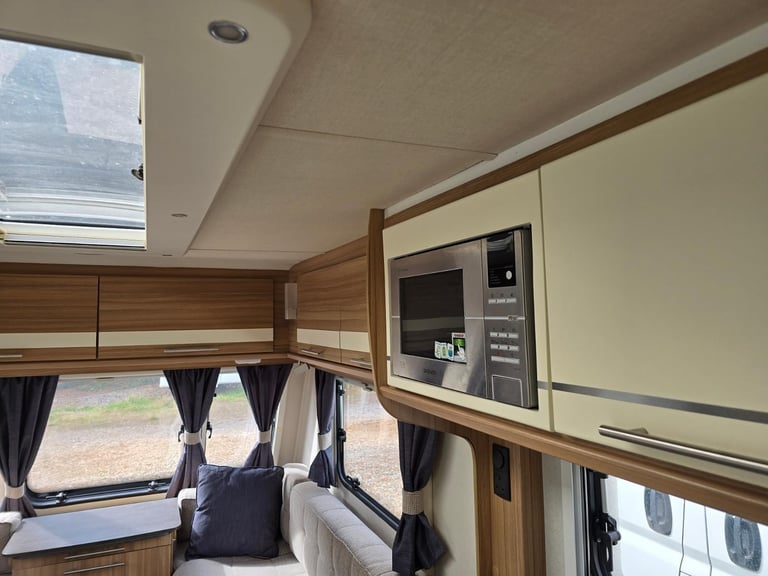 2017 Lunar Quasar 462 2 Berth End Washroom Caravan, Motor Mover