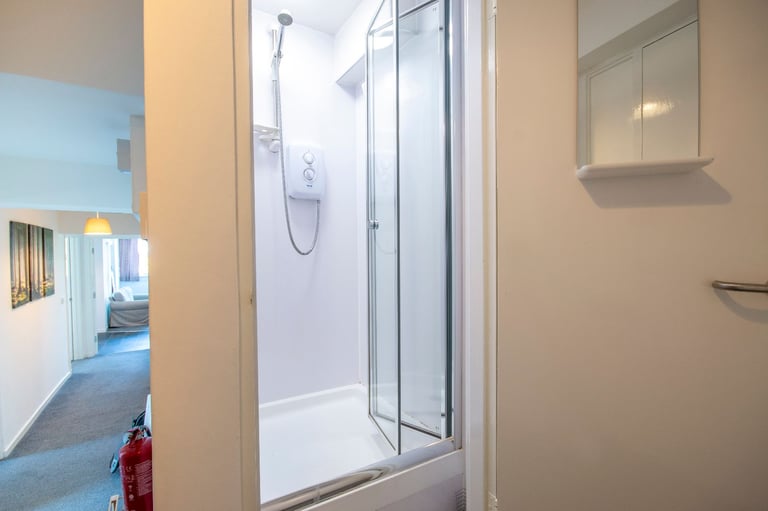 Desirable, 3-bedroom, HMO flat with parking, near the Gyle - available October