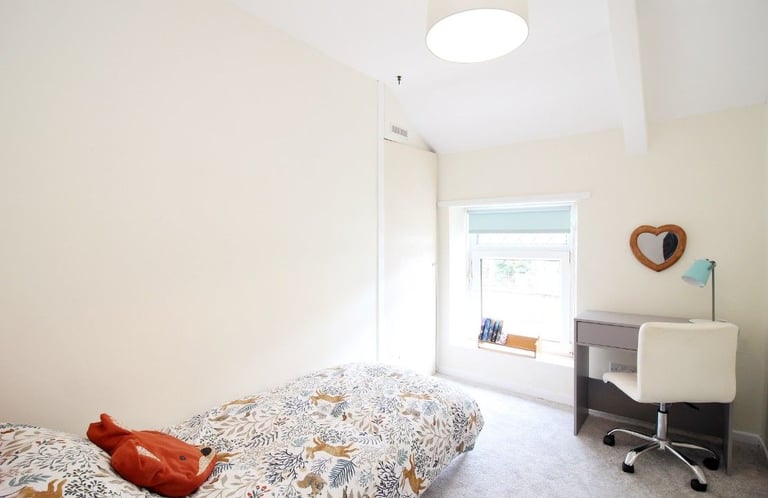 Twin rooms without rent available now. Apply to get your separate room.