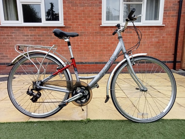 Ladies Raleigh Pioneer Airlite City Bike.