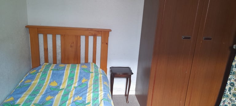 Small single room to let