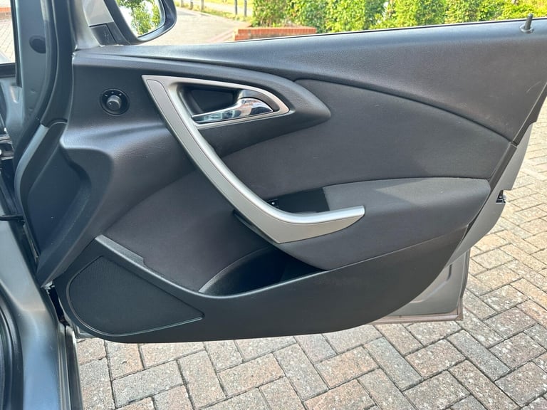 2011 Vauxhall Astra 1.4 16v Exclusiv Euro 5 5dr HATCHBACK Petrol Manual
