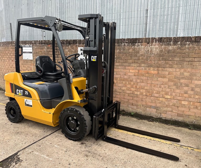 image for 2010 Caterpillar 2.5t diesel forklift, container spec triple mast 