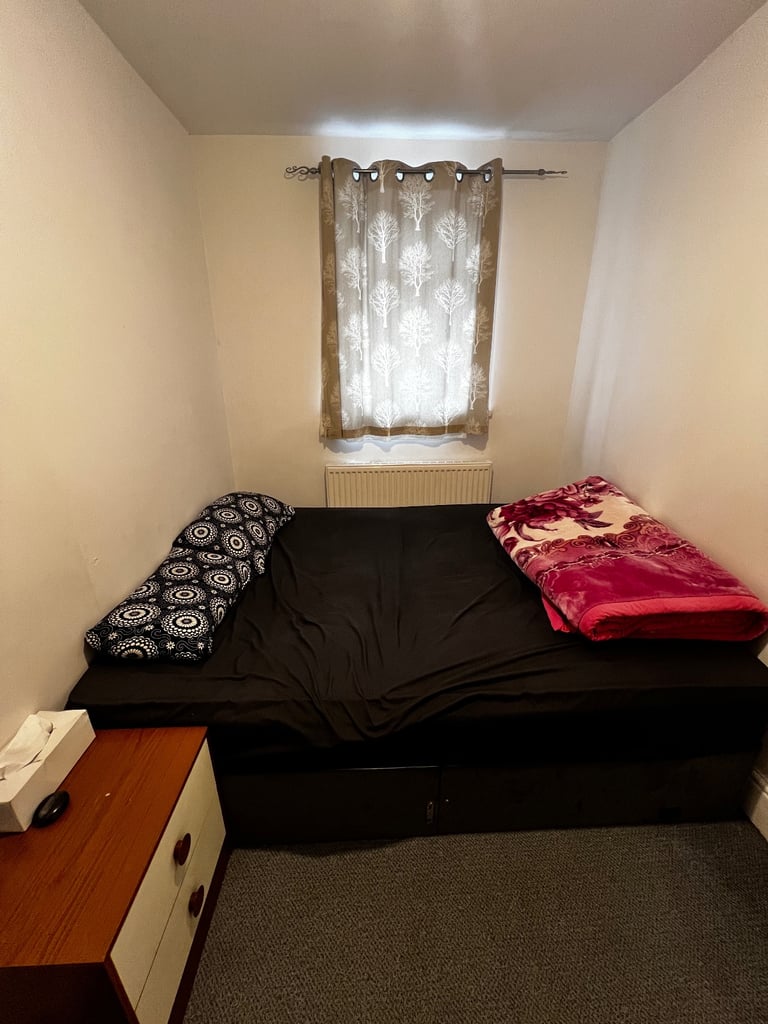 Spacious Furnished Room Available in Manchester