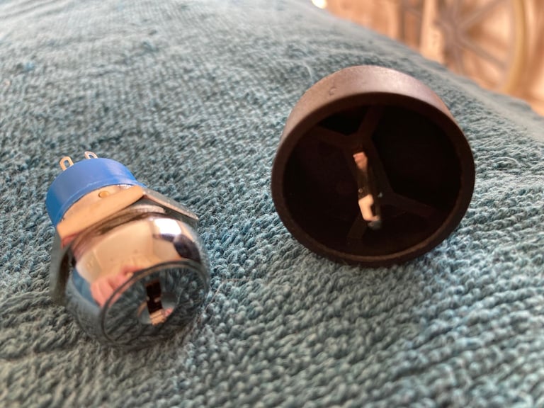 PRIDE MOBILITY SCOOTERS & OTHERS ON / OFF SWITCH LOCK WITH KEY - UK SELLER