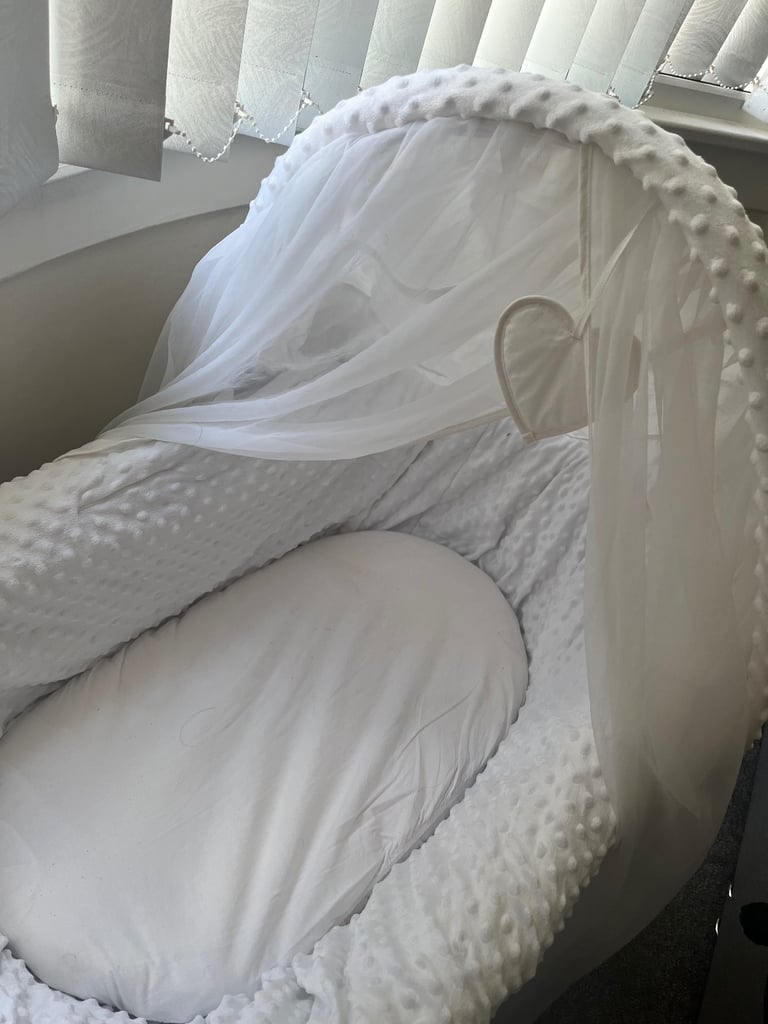 Baby wicker crib 