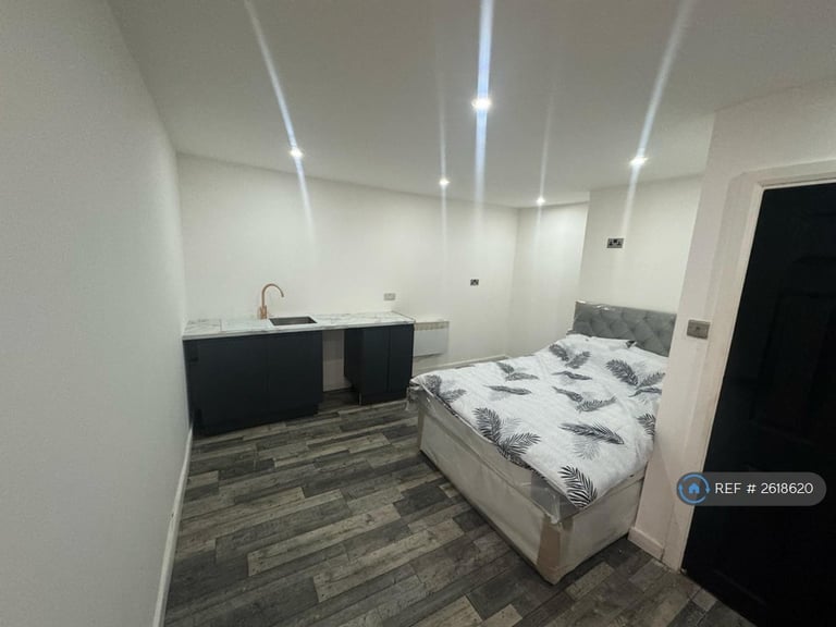 1 bedroom in Sandbeds, Bradford, BD13 (#2618620)