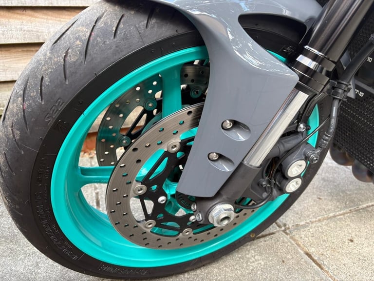 2023 / 73 Yamaha MT10 £10000 Grey 5978 miles.