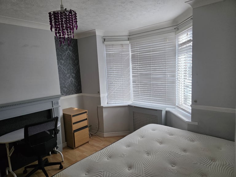 Spacious Double bed side Room for rent