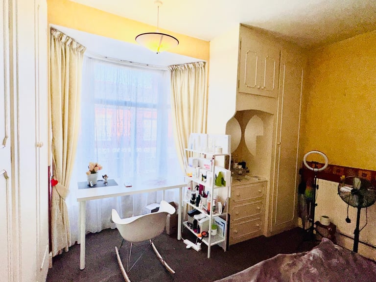 Extra large double room fully furnished near  High cross and DMU