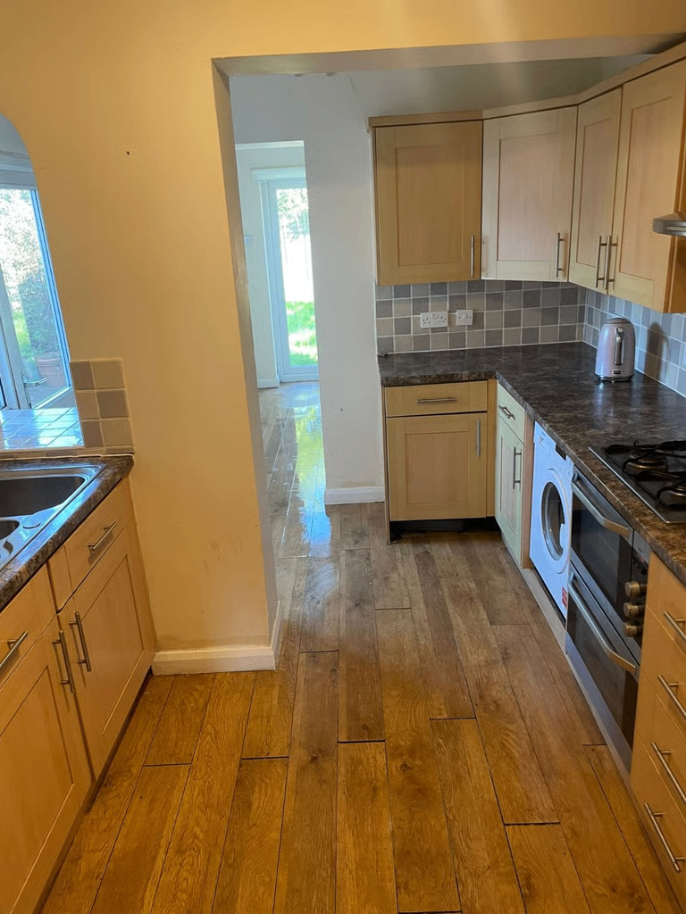 Spacious 3-Bed House for Rent – KT14 7ET