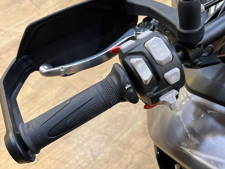 2025 Triumph Tiger 900 GT PREMIUM TWIN COLOUR Petrol black 6 Speed