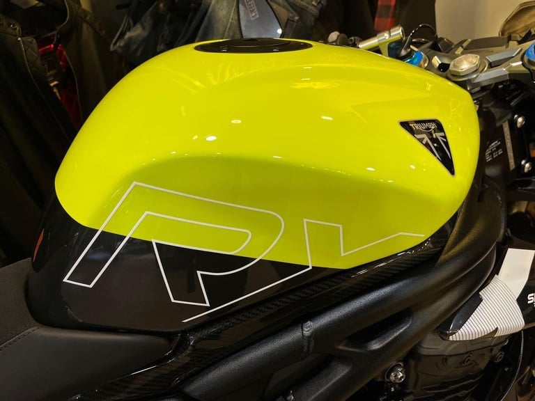 2025 Triumph Speed Triple 1200 RX Petrol yellow 6 Speed