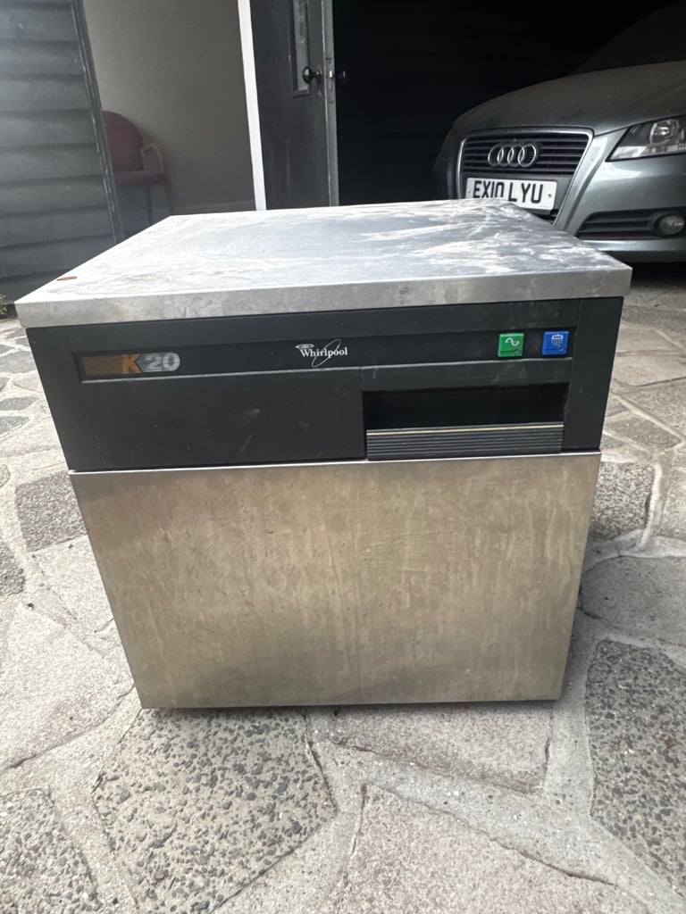 Commercial ice maker 
