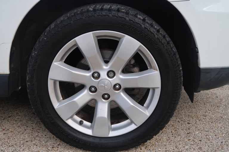 2012/12 White Mitsubishi Outlander 2.2 DI-D GX3 5dr 2WD 7 Seat